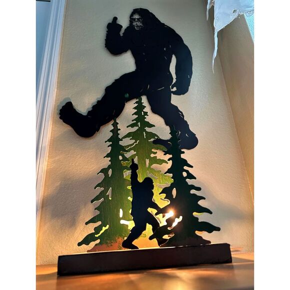 Rustic Metal Rude Bigfoot In Forest Accent Lamp Decorative Sasquatch Home Decor - Picture 5 of 10